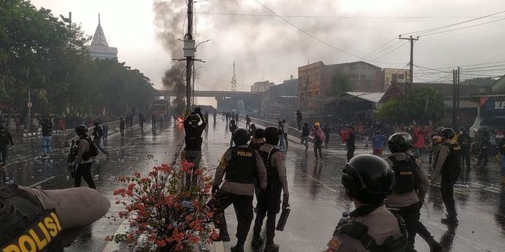 Demo Tolak Omnibus Law Di Makassar Berujung Bentrok, Polisi Tembakkan ...