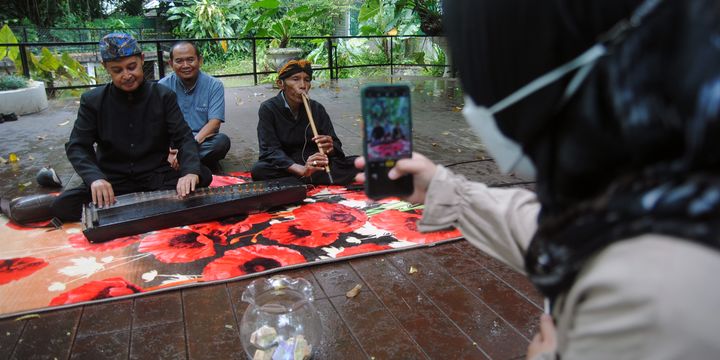 Alat Musik Tradisional Kecapi Asal Cara Memainkan Fungsi Dan Bahan