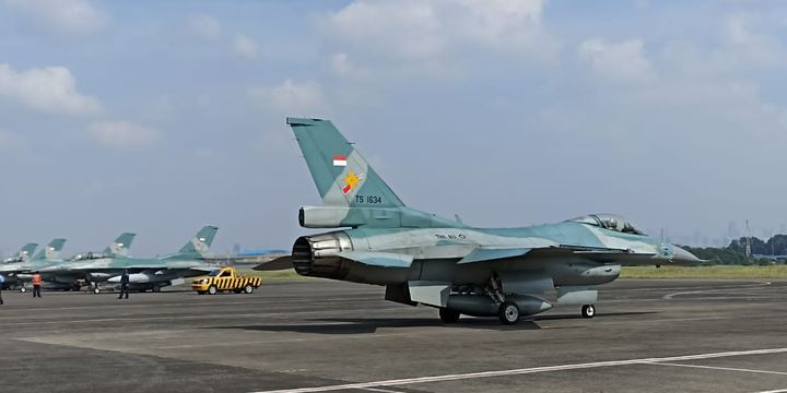 Formasi 77 Jet Tempur TNI AU Akan Terbang Di Atas Istana Negara Saat ...