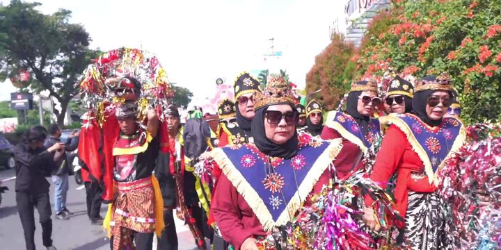 Daftarkan Diri Ke KPU, 50 Bacaleg PDI-P Depok Pakai Baju Adat Dan ...