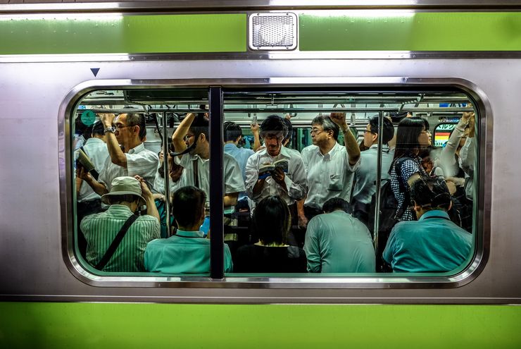 10 Perilaku Turis yang Dibenci Orang Jepang Saat di Kereta