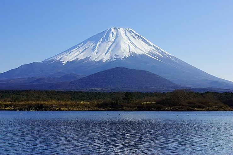 Telat 36 Hari, Akhirnya Salju Turun di Gunung Fuji Jepang