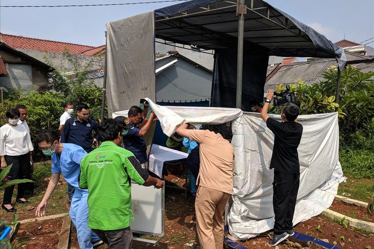 Proses Penggalian Makam KQS,Korban yang tewas setelah dianiaya Ayahnya sendiri di Sukabumi Utara, Kebon Jeruk, Jakarta Barat