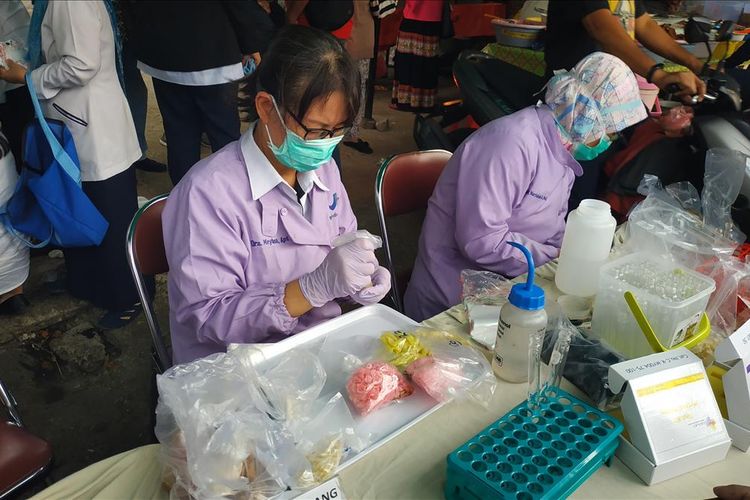 Petugas BBPOM melakukan uji lab terhadap 52 sampel makanan takjil yang dicurigai mengandung bahan berbahaya di Bendungan Hilir, Rabu (8/5/2019) petang.