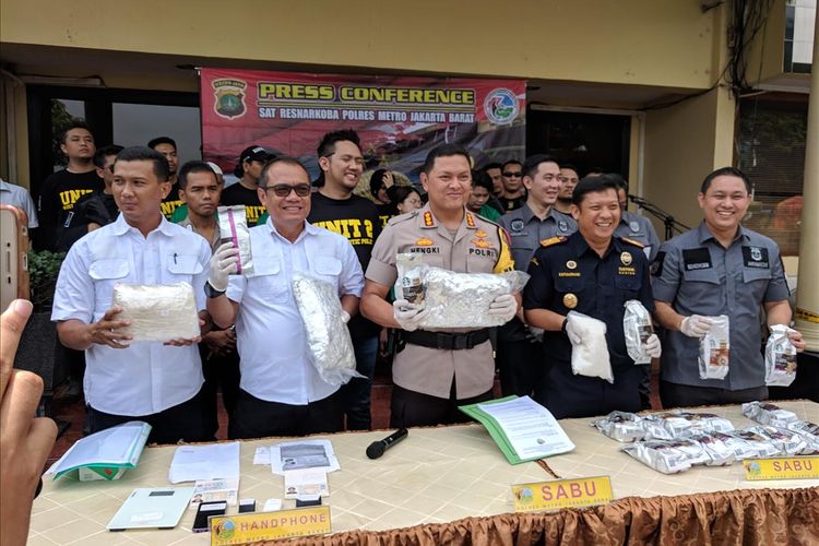 Kapolres Metro Jakarta Barat, Kombes Hengky Haryadi menunjukkan barang bukti narkoba jenis sabu-sabu yang dikirimkan dari Amerika Serikat 