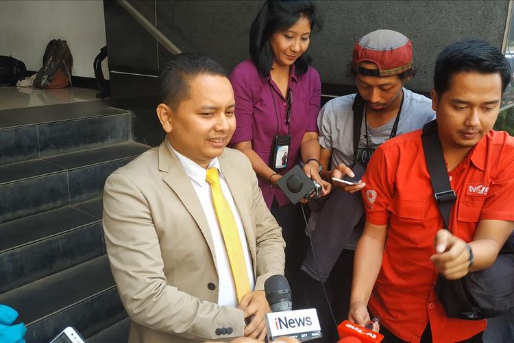 Kuasa hukum Eggi Sudjana, Pitra Romadoni Nasution berbicara kepada awak media Selasa (15/4/2019) di Ditreskrimum Polda Metro Jaya soal penangkapan kliennya.