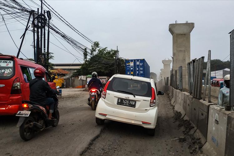Jalan Raya Bekasi arah Bekasi rusak parah.
