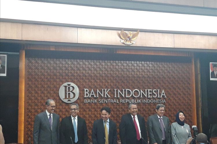 Jajaran Dewan Gubernur Bank Indonesia (BI) saat menyampaikan hasil Rapat Dewan Gubernur di Jakarta, Kamis (16/5/2019).