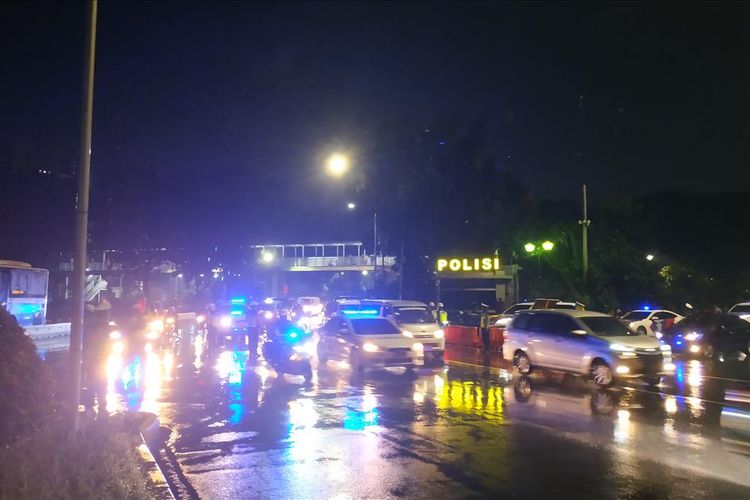 Lalu Lintas di Jalan Merdeka Barat didominasi oleh mobil jajaran TNI-POLRI usai acara buka puasa bersama Presiden RI Joko Widodo Kamis (16/5/2019) di Lapangan Monas 
