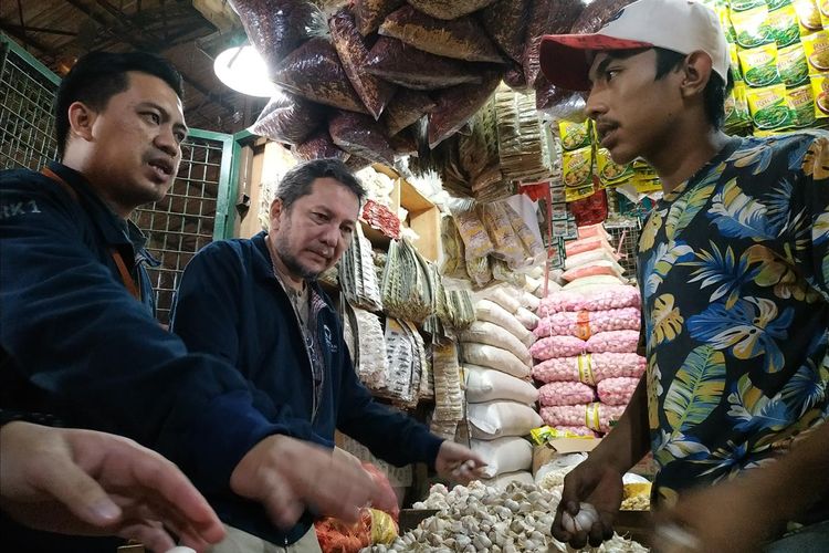 Seorang pedagang, Agam (kanan) berbincang dengan Anggota Ombudsman RI ketika lakukan sidak ke Pasar Induk Kramat Jati, Jakarta Timur, Jumat (17/5/2019). /KOMPAS.com