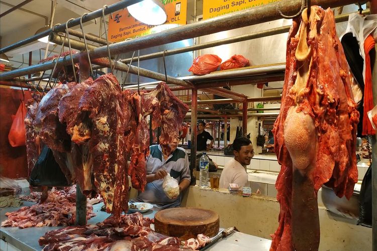 Pedagang daging, Mimin menjajakan daging segar di Pasar Jatinegara, Jakarta Timur, Jumat (17/5/2019). /KOMPAS.com