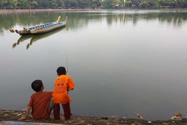 Bukan hanya kalangan dewasa, anak-anak juga memancing di Setu Babakan, Jumat (17/5/2019).