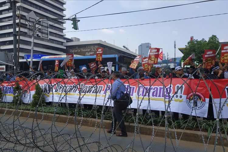 
Massa yang mengatasnamakan Gerakan Nasional Kedaulatan Rakyat mulai berdemo di depan Bawaslu, Jakarta Pusat, Selasa (21/5/2019).