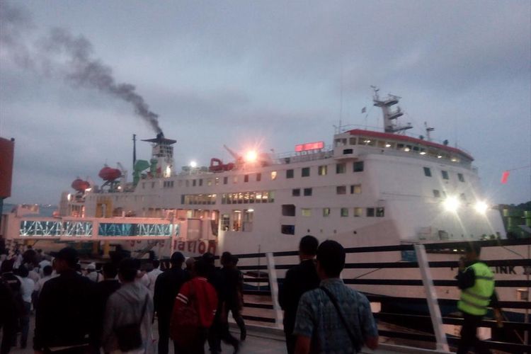 Pelabuhan Merak ketika beroperasi melayani arus penumpang dan kendaraan dari dan ke Pulau Sumatra melalui Pelabuhan Bakauheni di Lampung. 