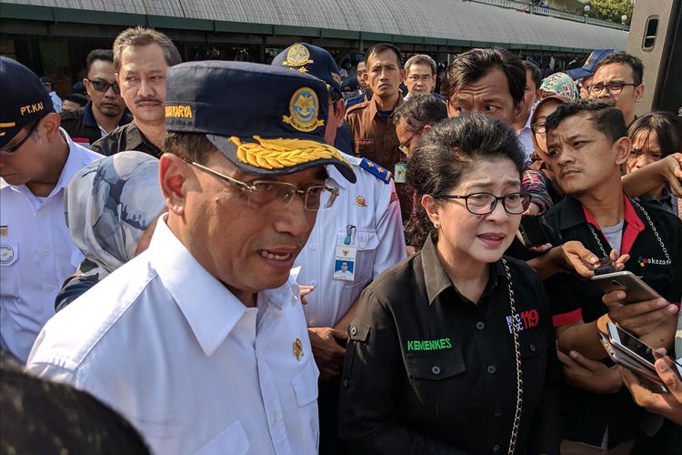 Menteri Kesehatan Nila Moeloek dan Meteri Perhubungan, Budi Karya Sumadi di Stasiun Gambir, Jakarta Pusat
