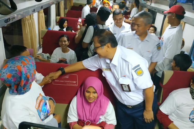 Direktur Utama PT KAI Edi Sukmoro menyapa para pemudik gratis di KA Brantas Lebaran, Stasiun Pasar Senen Jakarta Pusat, Minggu (26/5/2019) sore.