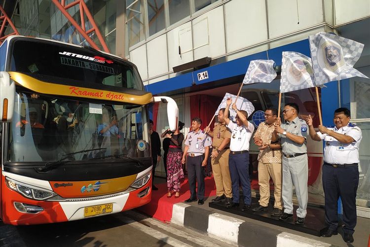 Staf Ahli Menteri Perhubungan Bidang Logistik dan Multimoda Kemenhub, Cris Kuntadi (ketiga kiri) melepas secara simbolis operasional perdana bus AKAP Tol Trans Jawa yang mengangkut pemudik ke Surabaya, Provinsi Jawa Timur, Senin (27/5/2019). 

