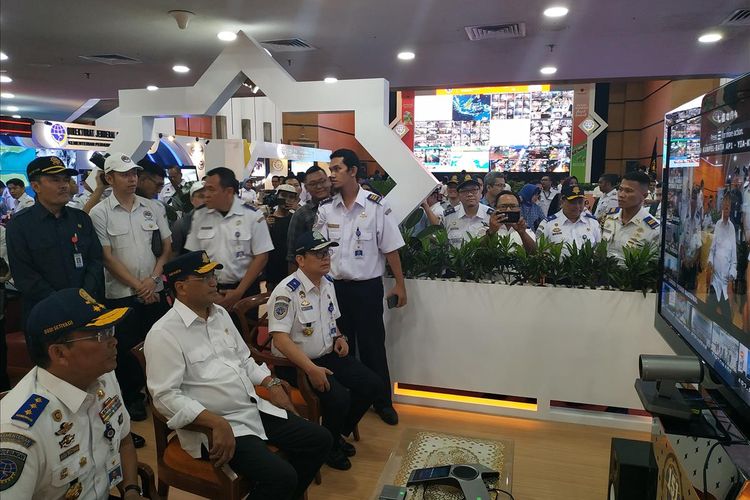 Menteri Perhubungan (Menhub) Budi Karya Sumadi (tengah) memantau kondisi lalu lintas lewat monitor di Posko Nasional Terpadu di Gedung Kemenhub, Jakarta Pusat, Selasa (28/5/2019). 