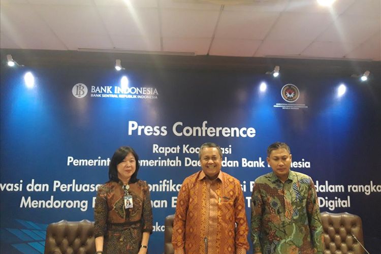 Gubernur Bank Indonesia Perry Wardjiyo (tengah) ketika memberikan keterangan pers mengenai 12 (dua belas) program sinergi untuk mendorong inovasi dan memperluas Elektronifikasi Transaksi Pemerintah di Jakarta, Selasa (28/5/2019).