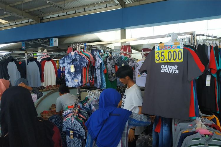 Sejumlah pedagang di Skybridge Tanah Abang mengobral barang dagangan jelang Lebaran 2019.