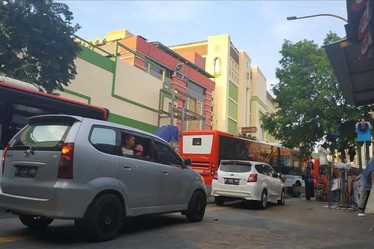 Parkir liar di sekitar Pasar Tanah Abang Blok F dan Blok G, Rabu (29/5/2019).