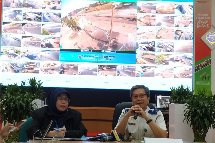 Sekretaris Direktorat Jenderal Perhubungan Darat (Ditjen Hubdat) Kemenhub Cucu Mulyana (kanan) memberikan penjelasan terkait penanganan kemacetan di Tol Cikampek dalam jumpa pers di Posko Nasional Terpadu Angkuta Lebaran di Gedung Kemenhub, Jakarta, Kamis (30/5/2019).