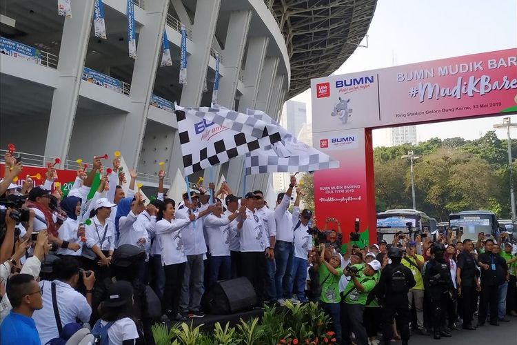 Menteri Badan Usaha Milik Negara (BUMN) Rini Soemarno melepas secara simbolis keberangkatan 250.000 peserta 
