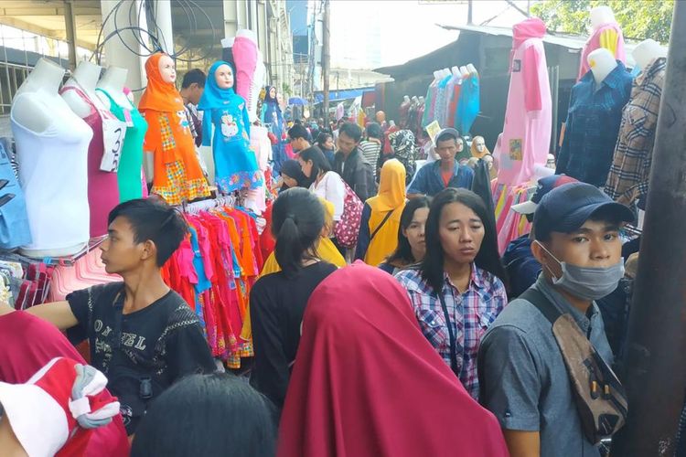 Keramaian di trotoar Jalan Jatibaru Tanah Abang, Jakarta Pusat, Rabu (29/5/2019).