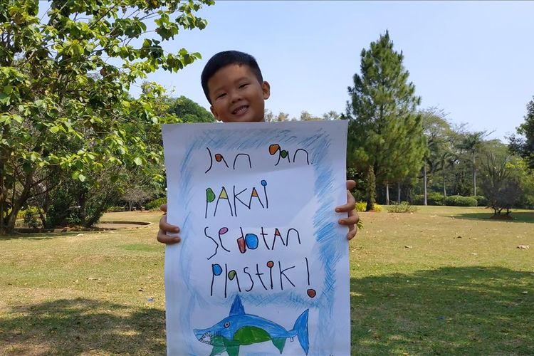 Alvin Leonard (7) getol berkampanye melawan sedotan plastik dengan media poster yang ia gambar sendiri.