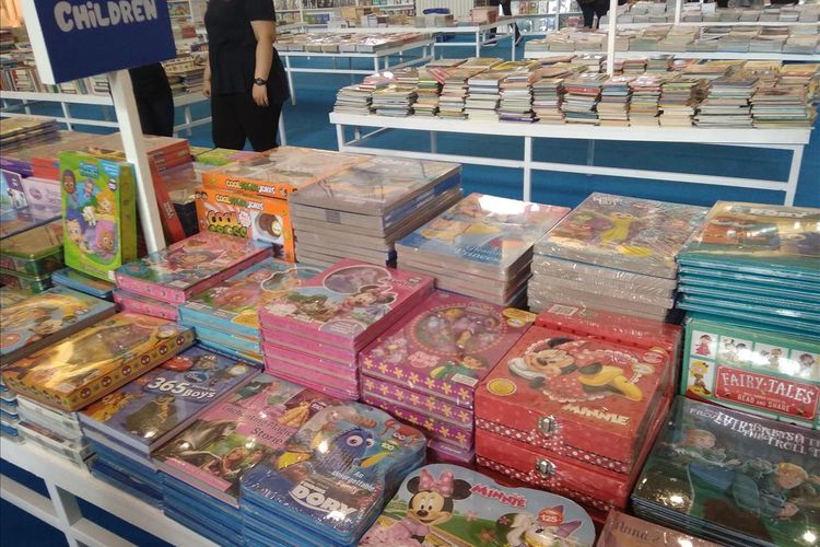 Bazaar buku dan alat perlengkapan sekolah di program Gramedia Back to School 2019 di Mall Taman Anggrek Jakarta, Senin (3/5/2019)