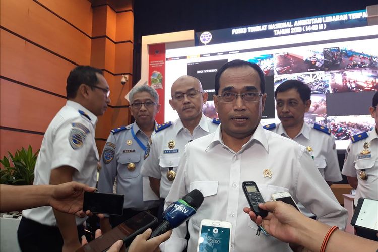 Menteri Perhubungan Budi Karya Sumadi ketika memberi keterangan kepada awak media di Jakarta, Senin (3/6/2019).