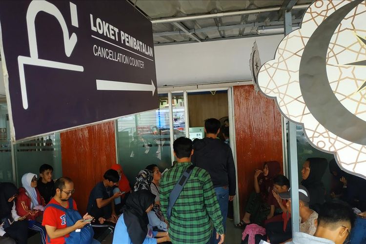 Loket pembatalan tiket perjalanan KA di Stasiun Pasar Senen, Jakarta Pusat pada Senin (3/6/2019) ramai oleh calon penumpang.