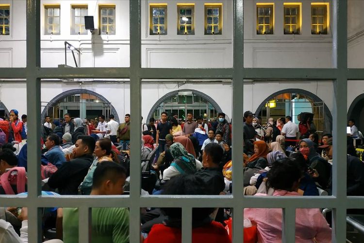 Keramaian area tunggu di Stasiun Pasar Senen, Jakarta Pusat pada musim Lebaran 2019.