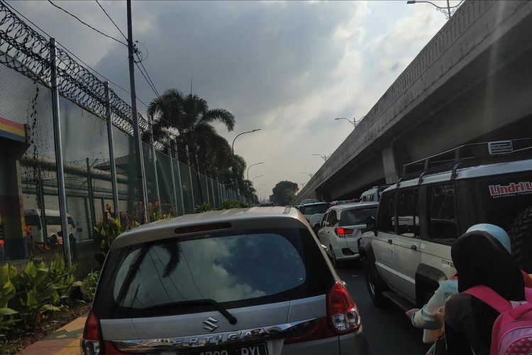 Kemacetan di sekitar Rumah Tahanan (Rutan) Cipinang pada Hari Raya Idulfitri, Rabu (5/6/2019)