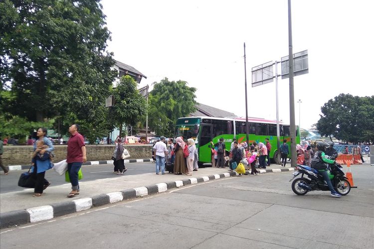 Menteri Perhubungan Budi Karya Sumadi saat memantau fasilitas dan kegiatan di Terminal Bus Kampung Bandan Jakarta, Kamis (6/6/2019).
