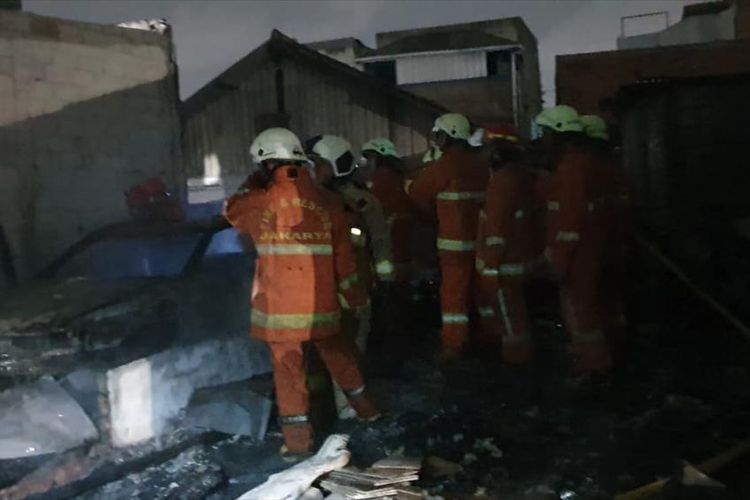 Petugas damkar berhasil menjinakkan kebakaran yang melanda rumah warga di Penggilingan, Jakarta Timur Kamis (6/6/2019).