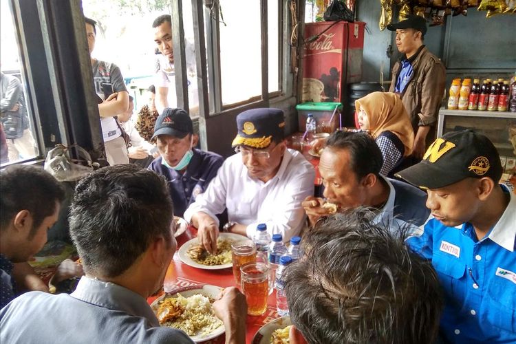 Menteri Perhubungan Budi Karya Sumadi saat mengajak makan bersama para supir bus Antar Kota dan Antar Provinsi (AKAP) di Terminal Bus Kampung Rambutan, Kamis (6/6/2019).