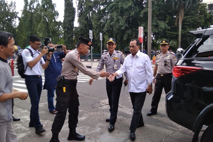 Menteri Perhubungan Budi Karya Sumadi dan jajarannya saat memantau fasilitas dan kegiatan di hari lebaran kedua di Terminal Bus Kampung Rambutan Jakarta, Kamis (6/6/2019)