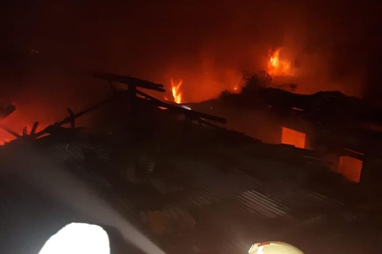 Petugas di lapangan berjibaku memadamkan api yang melalap perumahan padat penduduk di kawasan Pulogadung, Jakarta Timur, Kamis (6/6/2019) dini hari.