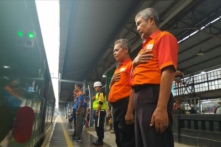 Porter Stasiun Pasar Senen memberikan penghormatan bersama pegawai lain di stasiun tersebut kepada para penumpang kereta yang berangkat menuju kampung halaman, Sabtu (8/6/2019).