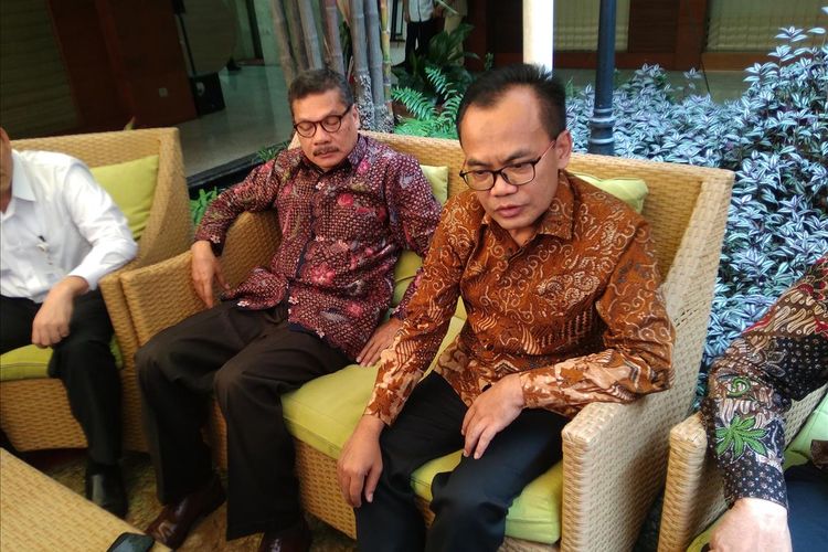 Sekretaris Kementrian Koordinator Bidang Perekonomian Susiwijono dan Deputi Bidang Koordinasi Perniagaan dan Industri Ellen dalam paparannya soal revisi PP tentang KEK dan arah KEK Jasa di Jakarta, Senin (10/6/2019).