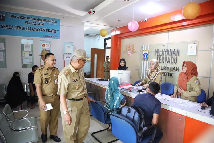 Walikota Jakarta Utara Syamsuddin Lologau melakukan inspeksi mendadak di Kantor Pelayanan Terpadu Satu Pintu (PTSP) Jakarta Utara, Senin (10/6/2019).