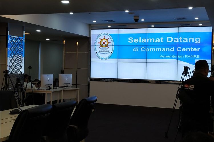 Menpan RB memantau langsung kehadiran ASN di ruang Command Centre Kemenpan RB, Jakarta, Senin (10/6/2019).