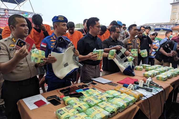 Wakil Direktur IV Bareskrim Polri, Kombes Pol Krisno Siregar memberi keterangan terkait penangkapan warga negara Malaysia yang susupkan narkoba menggunakan kapal pesiar(KOMPAS.com/JIMMY RAMADHAN AZHARI)