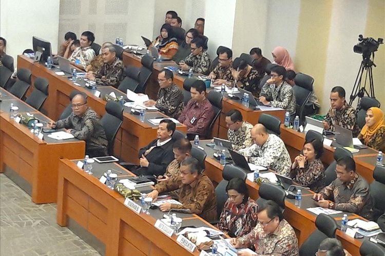 Gubernur Bank Indonesia (BI) Perry Wardjiyo, Menteri Keuangan Sri Mulyani Indrawati dan Menteri PPN/Kepala Bappenas Bambang Brodjonegoro di Badan Anggaran DPR RI, Jakarta, Selasa (11/6/2019).