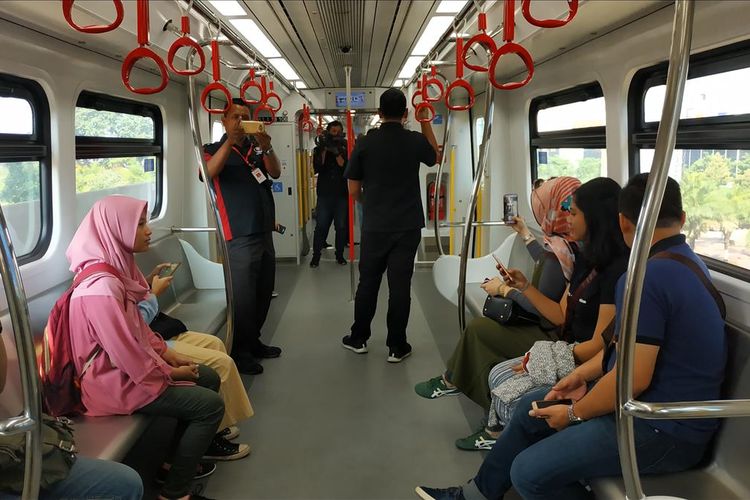 Suasana di dalam kereta LRT Jakarta pada uji publik gratis yang digelar mulai Selasa (11/6/2019).