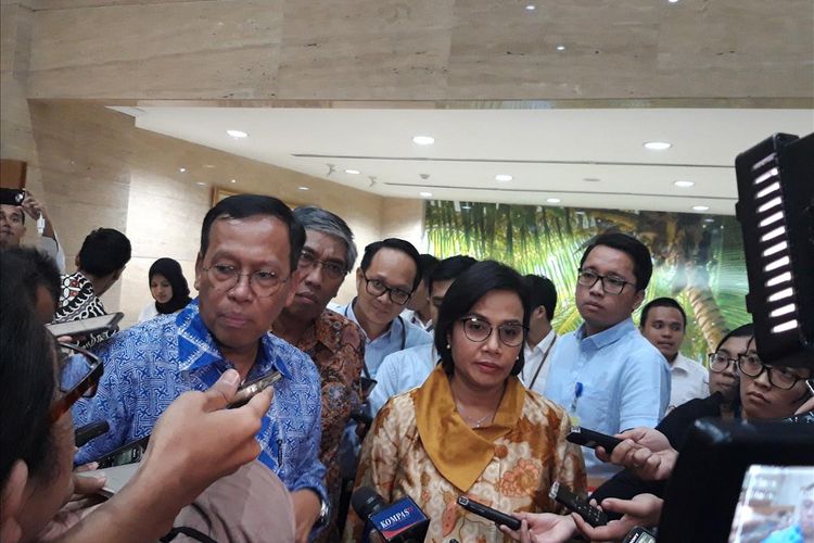 Direktur Jenderal Pajak Robert Pakpahan, Wakil Menteri Keuangan Mardiasmo dan Menteri Keuangan Sri Mulyani Indrawati (kiri ke kanan) saat memberi penjelasan kepada awak media di Jakarta, Rabu (12/6/2019).