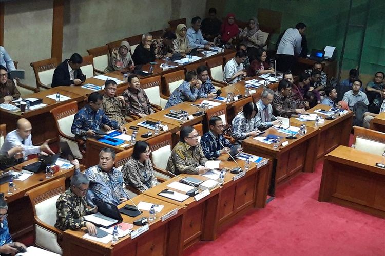 Kepala BPS Suhariyanto, Menteri PPN/BAPPENAS Bambang Brodjonegoro, Menteri Keuangan Sri Mulyani Indrawati, Gubernur BI Perry Warjiyo, dan Ketua Dewan Komisioner OJK Wimboh Santoso saat rapat kerja dengan Komisi XI DPR RI di Jakarta, Kamis (13/6/2019).