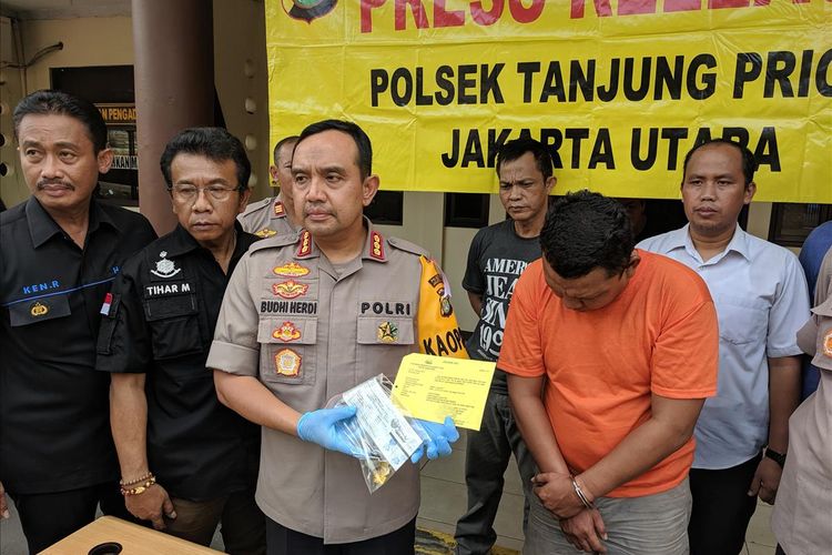 Kapolres Metro Jakarta Utara, Kombes Budhi Herdi Susianto memberi keterangan terkait pencurian mobil damkar di Tanjung Priok