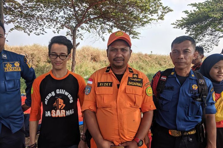 On Scene Commander (OSC) Tim SAR gabungan dari kantor Pencarian dan Pertolongan Jakarta, Rizky Dwianto dan timnya melakukan pencarian jenazah korban tenggelam di sisi timur perairan Ancol